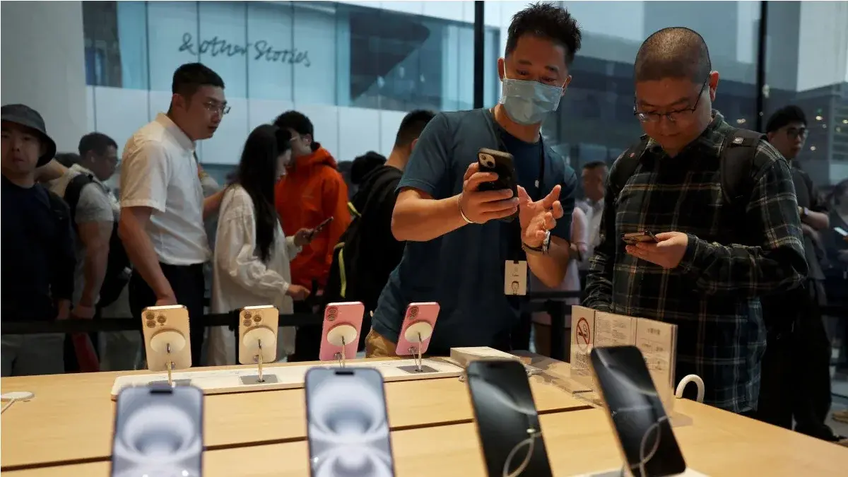 Apple Loses China’s Smartphone Market Share to Domestic Rivals as iPhone Sales Decline Apple smartphone sales decline