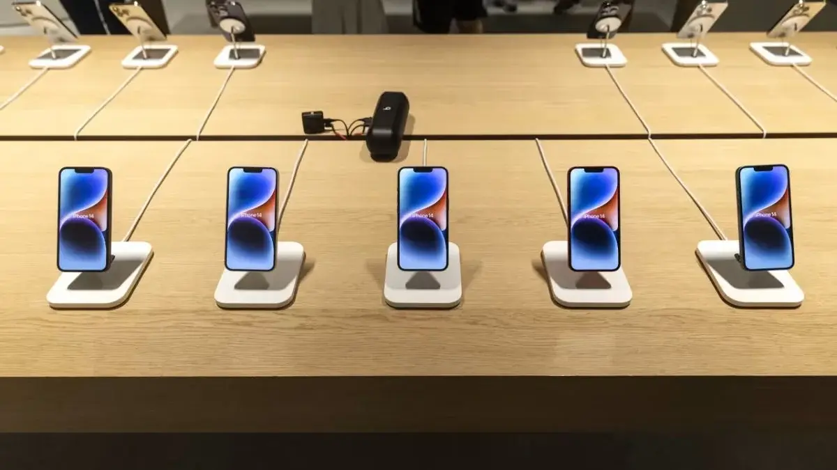 Apple Expected to Report Strong iPhone Sales for Holiday Quarter Apple iPhone sales growth